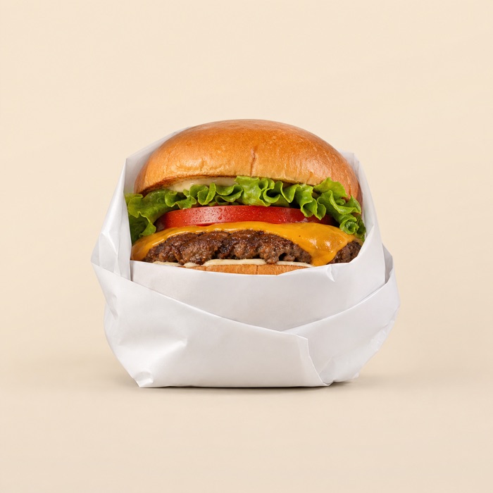 Lanche embalado em papel branco
