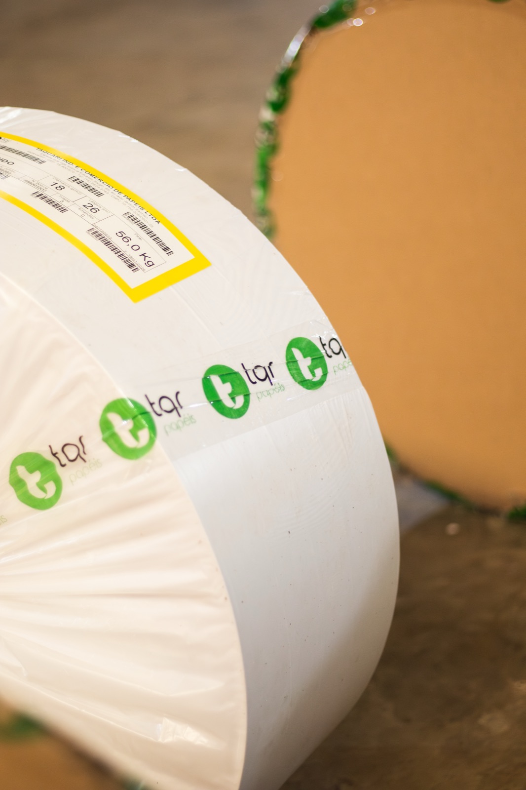 Bobina de papel crepado embalada em plástico transparente com a fita da Taquari Papéis